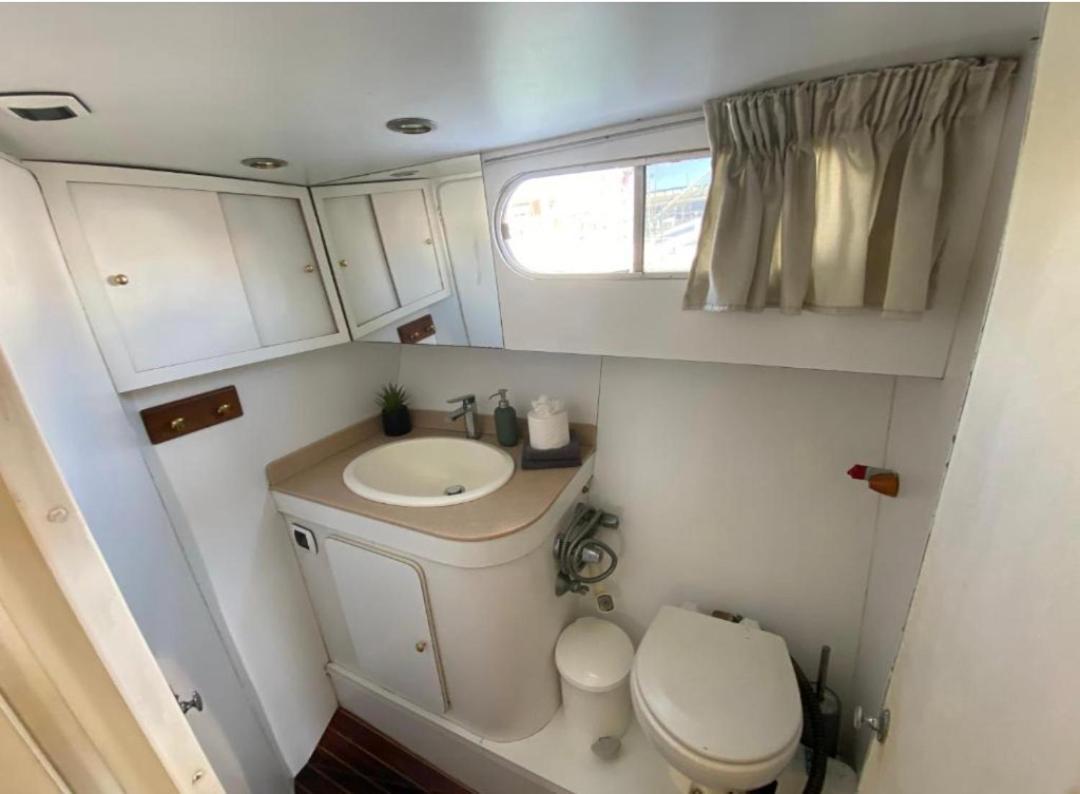 Zafiro, A Wonderful Yacht In Barcelona Apartment