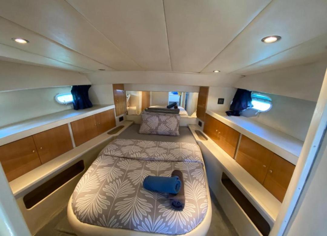 Apartment Zafiro, A Wonderful Yacht In Barcelona *